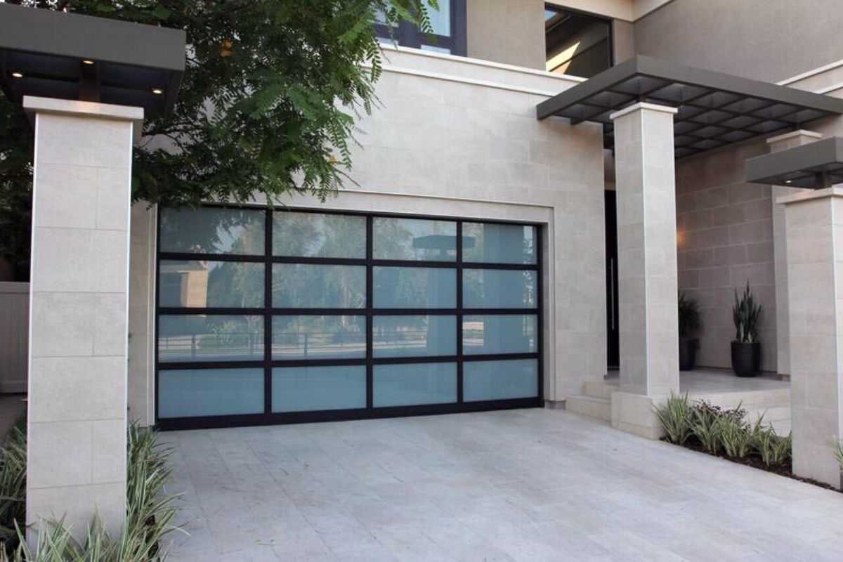 How to Choose the Right Garage Door Repair Company Near You
